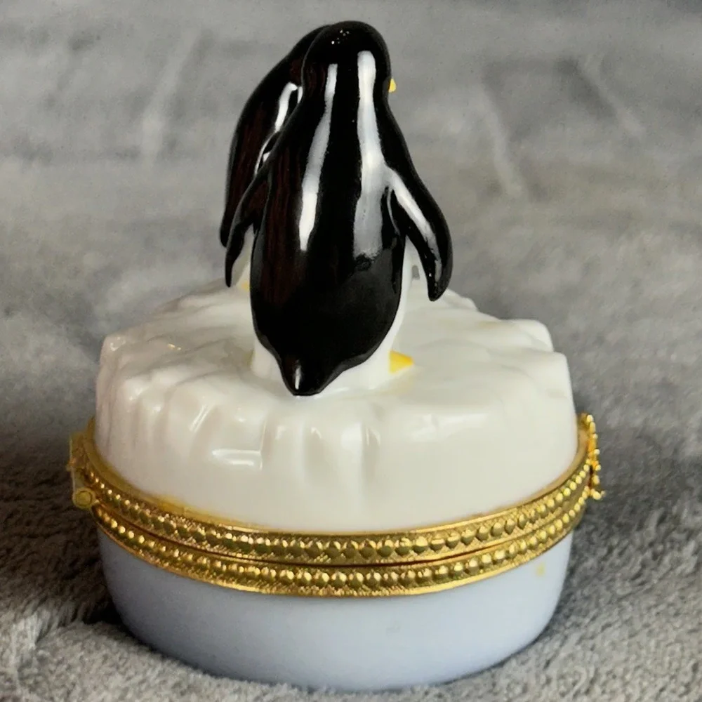 Vintage Penguin Family Porcelain Hinged Trinket Box Iceberg Gold Tone Clasp